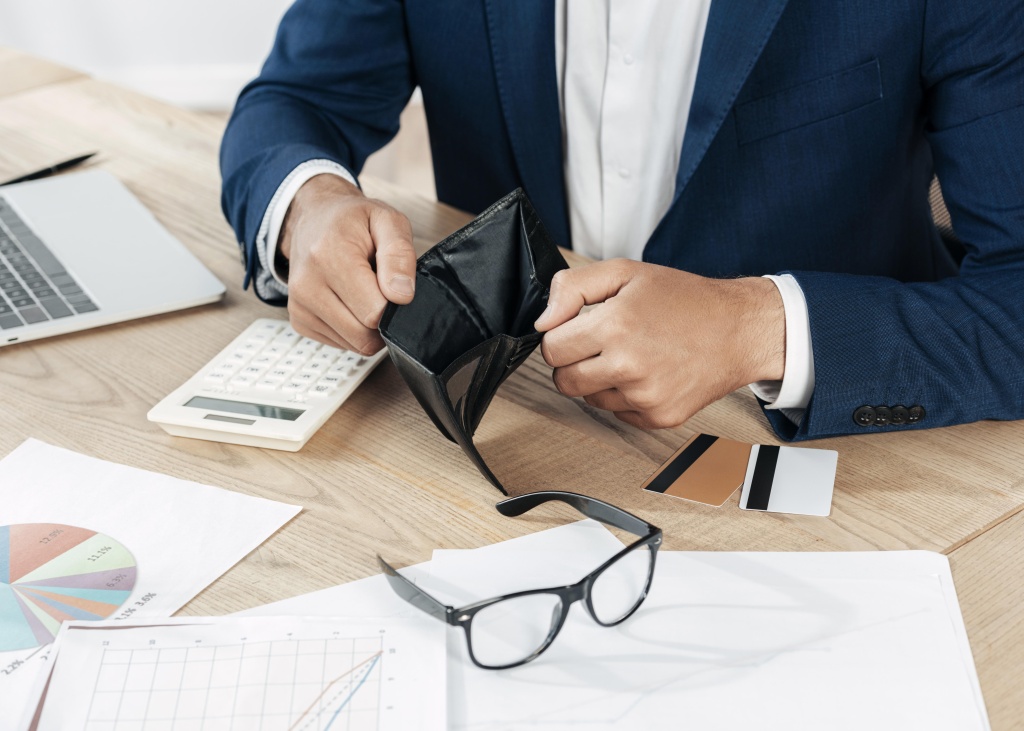 close-up-hands-holding-wallet.jpg очки